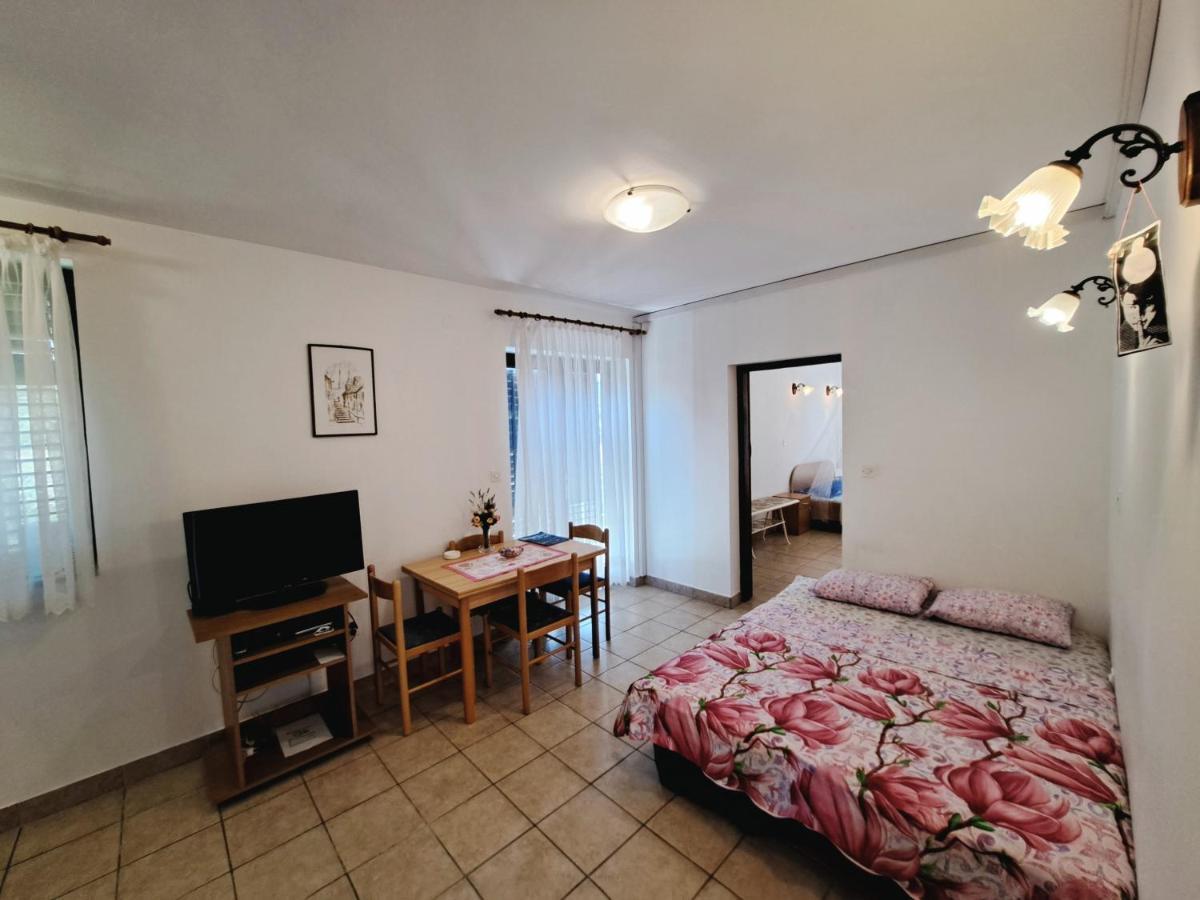 Apartments 1000 Flowers สตารีกราด ภายนอก รูปภาพ